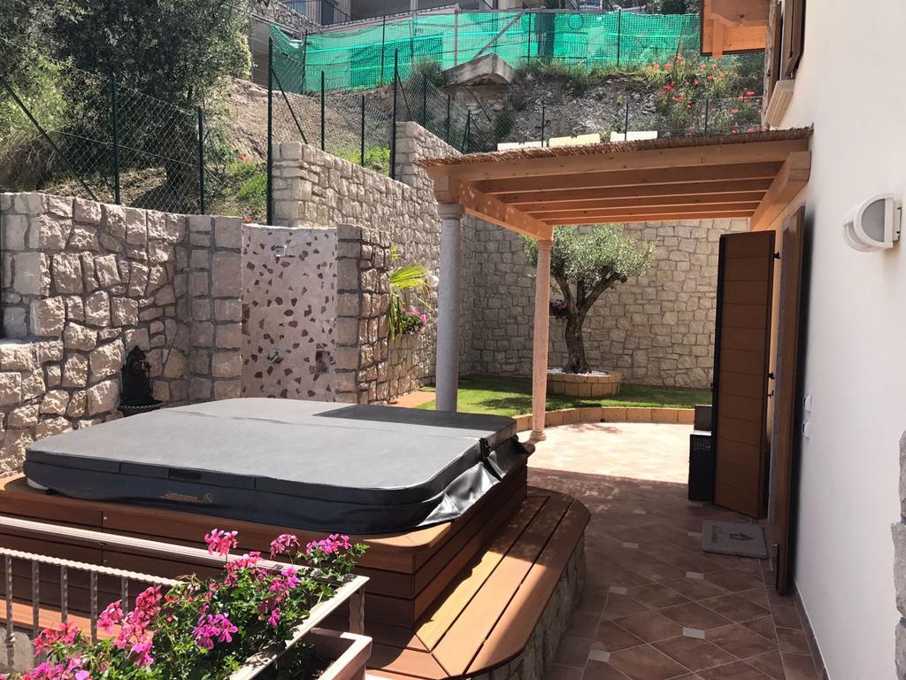 Bmp Apartment Deluxe 1 Jacuzzi Riscaldata Privata Vista Lago Di Garda 布雷佐内加尔达 外观 照片